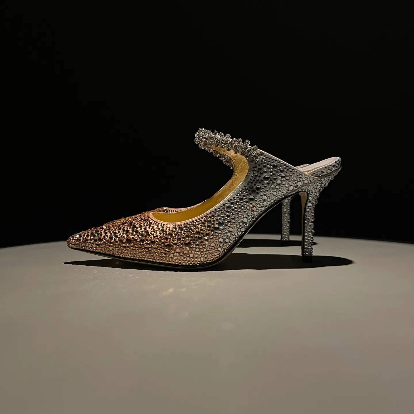 💕💕Factory direct selling price p680💕💕Jimmy Choo/Jimmy Choo classic diamond chain, pointed toe high-heeled slippers, crystal slippers, superb crystal slippers, so beautiful that you can’t take your eyes away. The shape of the shoes is very delicate, not too narrow and long, and the internal space is enough to allow the toes to relax enough. The rhinestones outline a charming arc on the instep, which is simply beautiful. It has a 360-degree surrounding fairy atmosphere, gorgeous but not exaggerated! ! The fabric is made of original customized material. The lining and toes are made of imported sheepskin. Customized A-grade Italian cowhide genuine leather sole. Heel height: 6.5cm 8.5cm Size: 35-39 (34/40/41/42/43 customized)